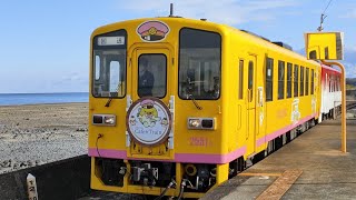 寒波襲来の古部駅を通過する、島原鉄道カフェトレイン回送列車。