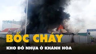 Kho đồ nhựa bốc cháy dữ dội ở Khánh Hòa, một vùng trời ngập khói đen