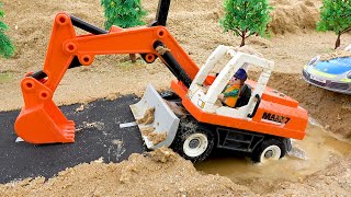 Rescue the excavator that fell into the mud with the police car - Toy car story