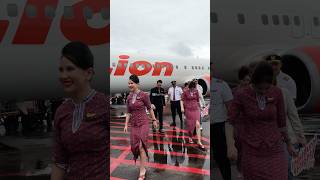 Pramugari2 Cantik Lion Air Menuju Pesawat Setelah Selesai Foto Bersama