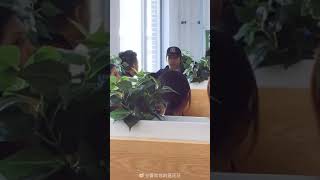 胡歌在崔永元真面吃饭，对面坐的就是崔永元教授