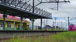 月曜日の朝から活動しちゃいました。江部乙駅を通過するはまなすカラーの稚内行き宗谷です