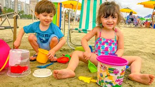 Crianças Brincando na Praia de Fazer Castelinho de Areia e Piscina – Julinha e Pedrinho