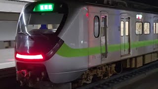 521次七堵發車經由海線開往潮州的E219單電頭+新式自動門莒光號，和1204次北湖發車經由西部幹線開往基隆的銀綠色微笑號EMU900型十輛一編組EMU946區間車