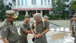 SATPOL PP GANTENG DAPAT HADIAH DARI KOMANDAN