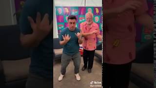 El señor de los memes bailando con su maravillosa sonrisa