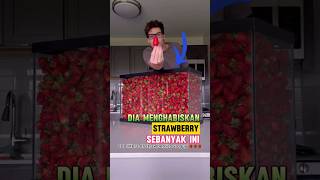 Tantangan Menghabiskan Strawberry 100 liter #shorts @wallyreally