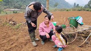 The disabled girl and Duyen are happy to be with Hoang and work together.