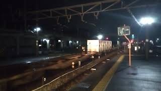 5062レ東岡山駅4番乗り場通過と岡山発播州赤穂行き117系E編成末期色東岡山駅3番乗り場発車