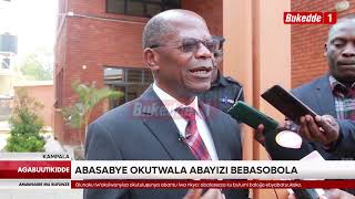 Agabuutikidde Okutumbula eby'obulamu mu Ggwanga  aba Health Servive Commission bakuwandiisa abasawo