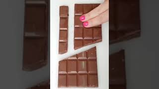 طريقة اخذ قطعه شوكولاته هههه😂😂😋🍫