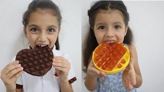 تحدي الأكل الحقيقي ضد البوب ات | pop it | chocolate pop it