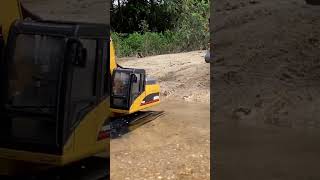 Huina 1580 vs wltoys 16800 crossing water excavator machine amazing