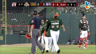 20131030 CPBL 獅vs犀牛 9下 曾總抗議坎諾內衣顏色不符規定，坎諾負氣丟球，幸未引爆衝突！！