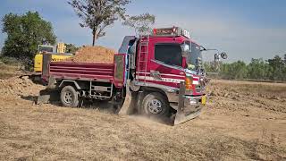 อยู่นี่ยาวๆไปเลยเจ้านมเย็น Excavator Loading Trucks