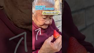 Ekspresi lucu si Nenek ketika makan Strawberry #shorts #short