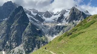 Walking towards Mont Blanc! This massive mountain is close to Courmayeur 🇮🇹🇮🇹