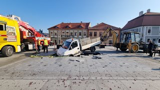 Zniszczona fontanna multimedialna w Bochni i wyciąganie samochodu [27.10.2021]