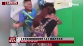 上海女游客泰国亲蛇被咬住鼻子 现场恐怖血腥