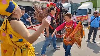 太子女乩起駕/濟公師父起駕喝酒吃生雞蛋/參禮/~新營太子宮進香團(樹林董慈宮/樹林順聖宮)