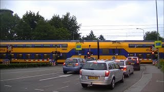 Spoorwegovergang Nunspeet // Dutch railroad crossing