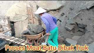 Proses Muat Batu Kedalam Bak Truk