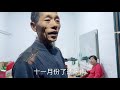 小刀發現一片光桿刺老芽，放水裡就能發芽，冬天上街能賣50一斤；小刀說要減肥，刺老芽燉小雞看著太馋人，住平房是吃完飯就幹活！