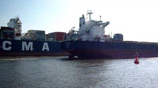 Containerschiffe auf der Elbe passieren den Elbstrand in Hamburg-Blankenese