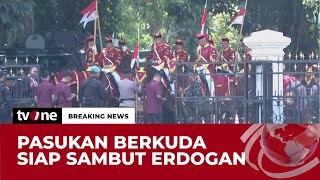 Pasukan Berkuda Siap Menyambut Kedatangan Presiden Erdogan ke Istana Bogor | Breaking News tvOne