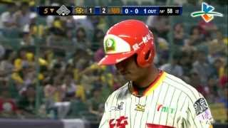 20130811 CPBL 象VS獅 5下 彭政閔轉錯邊靠反應精采接殺劉育辰