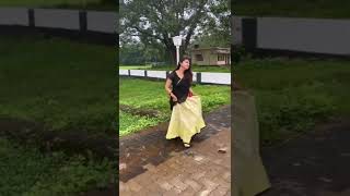 അടിപൊളി നാടൻ ലുക്കിൽ നിത്യാ ദാസ് | Nithya Das Walking Through The Paddy Fields