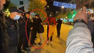 Përqafime me policet dhe duartrokitje, protesta ndryshe ne Durres | ABC News Albania