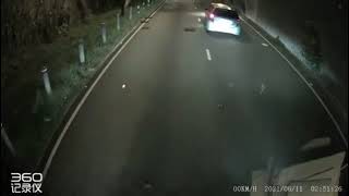 車CAM直擊 - 荃灣私家車被追撞　惡漢持刀劈車逃遁