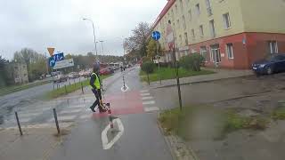 Policjant ustala okoliczności i przyczyny wypadku i nagle pojawia się on... rowerzysta.