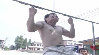 Watch: kung fu fan does pull-ups with middle fingers