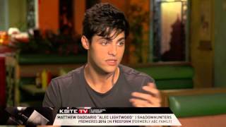 Shadowhunters on Set: Matthew Daddario on Alec's Relationship with Jace