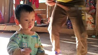 两个年幼的孩子没人带，单亲妈妈只能把他们带到地里去干活