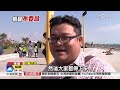 誇張 男子衝海裡.轎車停路中央 就為