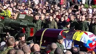 Miles de personas asisten al entierro de un comandante separatista en Donetsk