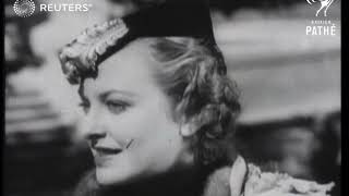 Hat fashion show on top of a bus (1935)