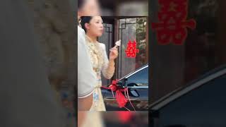 新娘一边吃雪糕一边看热闹 谁结婚呢我看看 原来是自己 #生活百態 #幸福 #爱情 #暖心 #婚礼  #婚礼现场 #情感