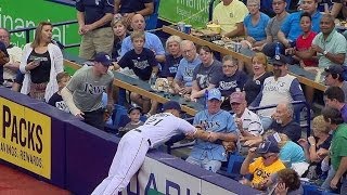 MIN@TB: Loney reaches for foul, gets tangled with fan