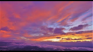 山の日の雲海と朝焼け