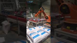 KUKA robot palletizing bagged products