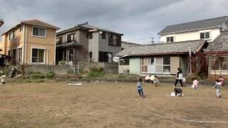 畑の運動場(第二園庭）でたこあげ：南島原市若木保育園