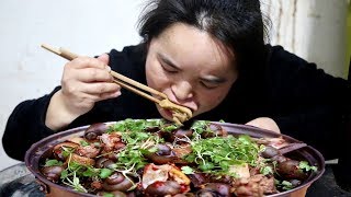 Sister Miao picked up the field snails and put them in the whole chicken to fry.