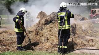 Anhänger mit Strohballen bei Mannebach in Brand