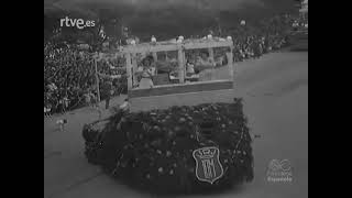 1947 09 08 NODO 244A La Coruña  Batalla de flores en los cantones  Desfile de carrozas y coches