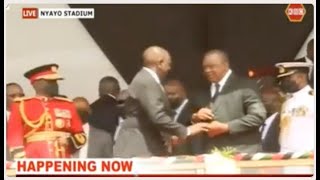 Ruto caught on camera again trying to shake Uhuru's hand!The good president refused kabisa!