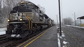 Norfolk Southern freight trains in the snow at Lewistown, PA (12/20/2024)